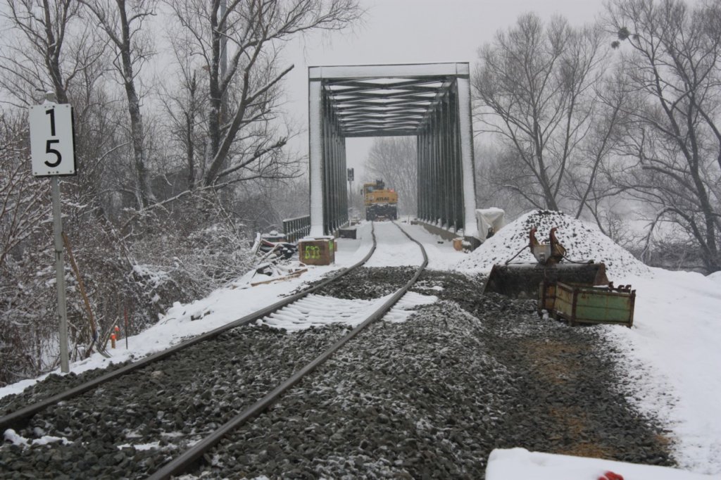 Das Unstrutbahngleis am 28.01.2012 an der Baustelle der neuen Saalebrücke in Roßbach. (Foto: Peter Stumf)