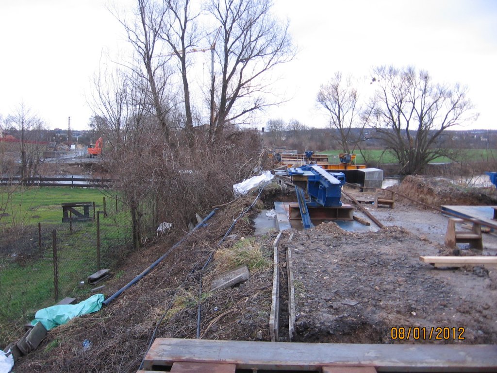 Das Unstrutbahngleis kurz vor der Saalebrücke in Roßbach dient am 08.01.2012 als Lagerplatz für Baumaterial, welches den Einschub der neuen Brücke benötigt wird. (Foto: Hans Grau)