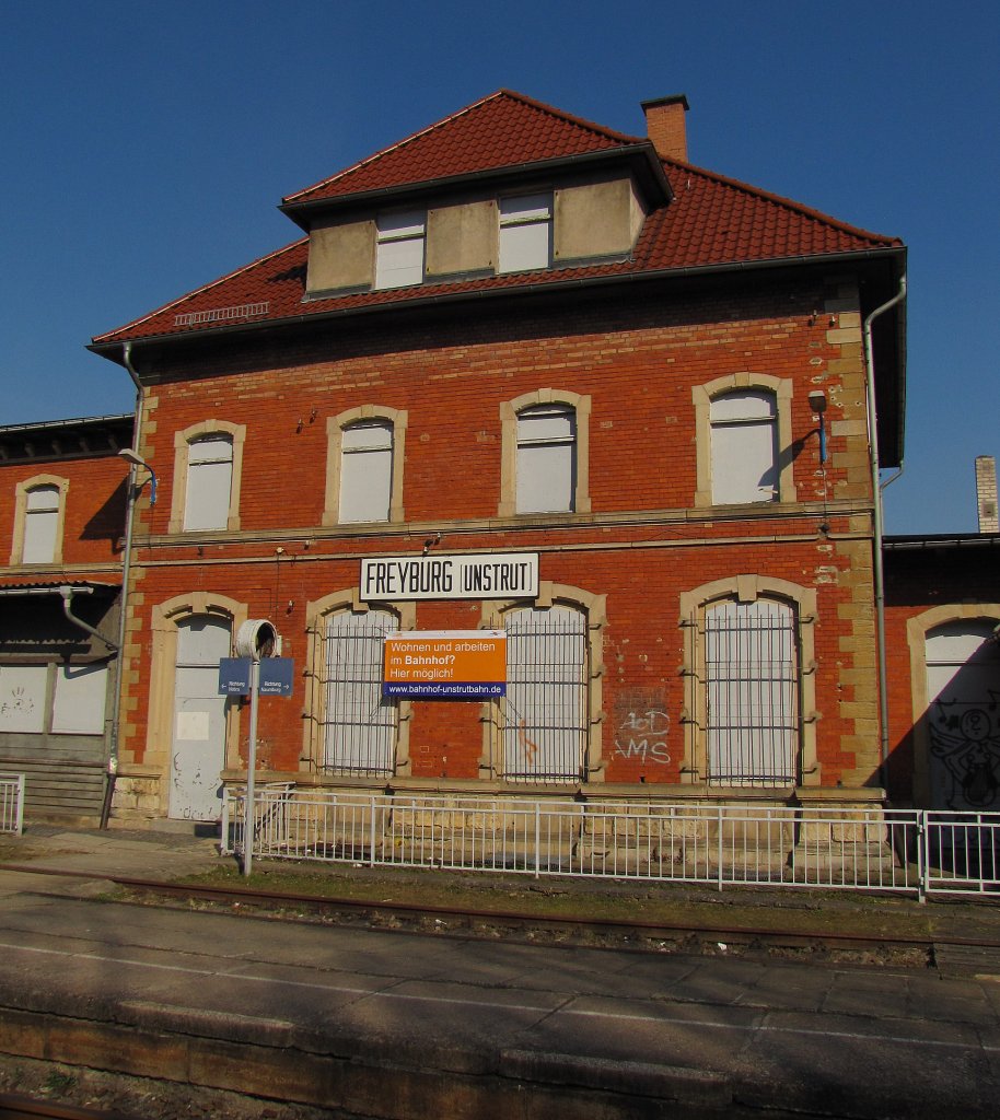 Das zum Verkauf stehende Bahnhofsgebäude in Freyburg; 21.03.2011