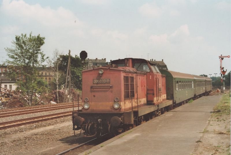 DB 201 070-0 mit einem Personenzug aus Richtung Teuchern kommend, am 13.06.1992 bei der Einfahrt in Zeitz. (Foto: Tobias Kumann)