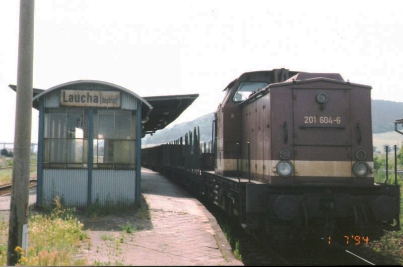 DB 201 604-6 mit einem Nahgterzug im Bf Laucha; 01.07.1994 (Foto: Gnther Gbel)