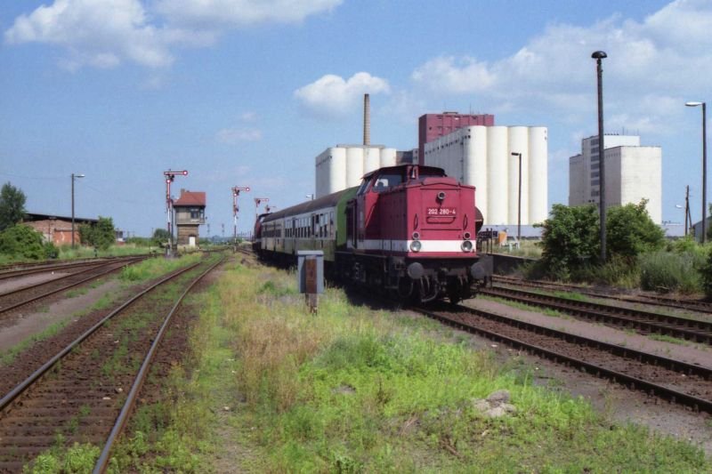 DB 202 280-4 mit einem Personenzug bei der Einfahrt in Querfurt; 14.07.1996 (Foto: Mathias Reips)