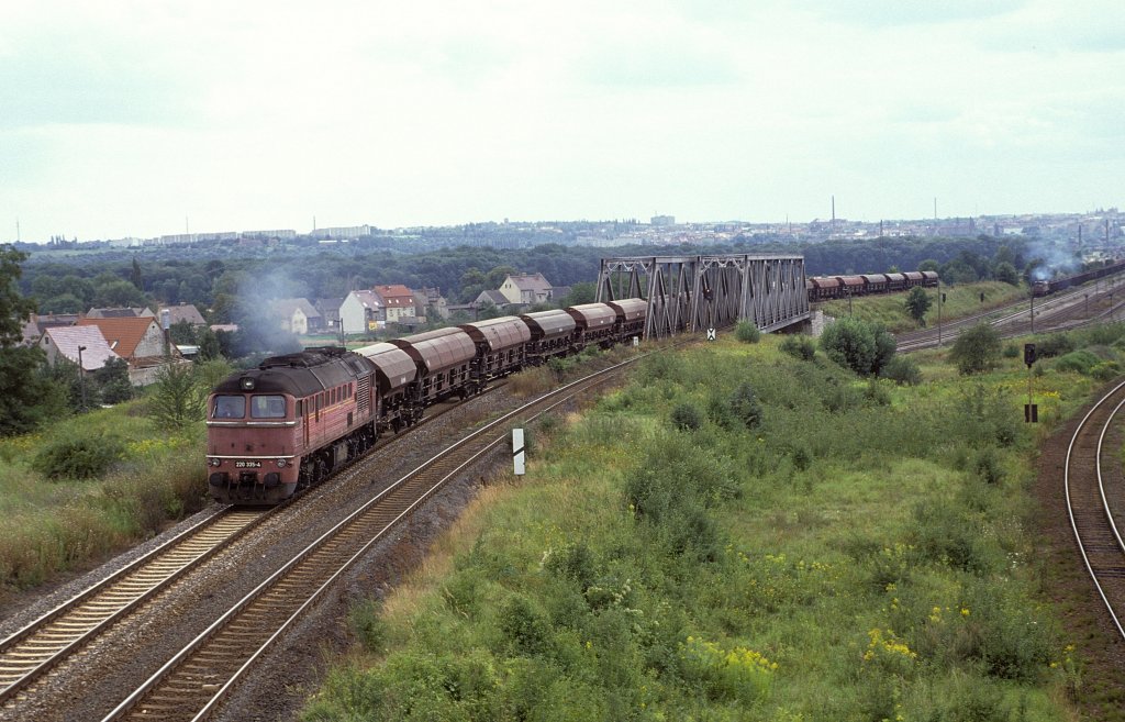 DB 220 335-4 mit einem Güterzug Richtung Teuchern, am 11.08.1993 bei der Ausfahrt in Zeitz. (Foto: Werner Brutzer)