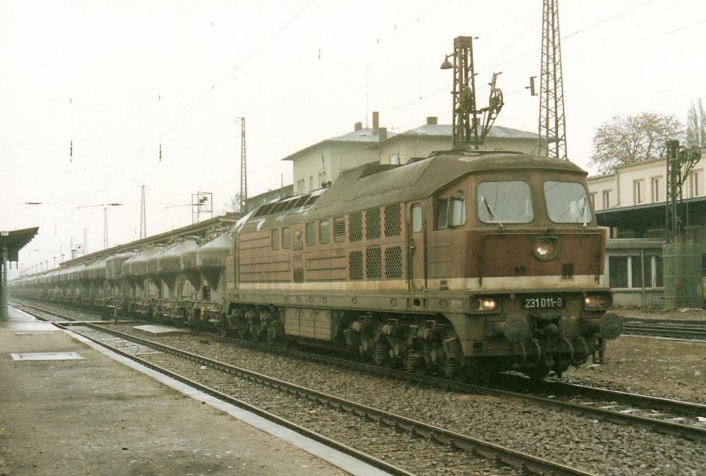 DB 231 011-8 mit dem Dgs 56965 von Karsdorf nach Göschwitz, am 02.11.1991 in Naumburg Hbf. (Foto: Wolfgang Schink)