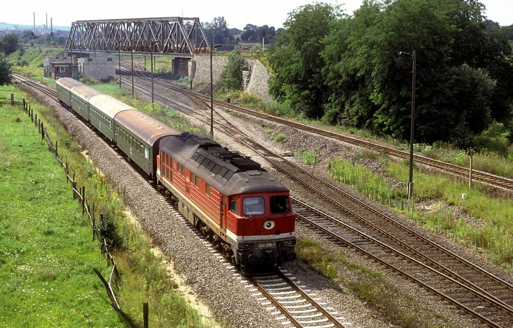 DB 232 290-7 mit einem Personenzug Richtung Leipzig, am 11.08.1993 bei der Ausfahrt in Zeitz. (Foto: Werner Brutzer)