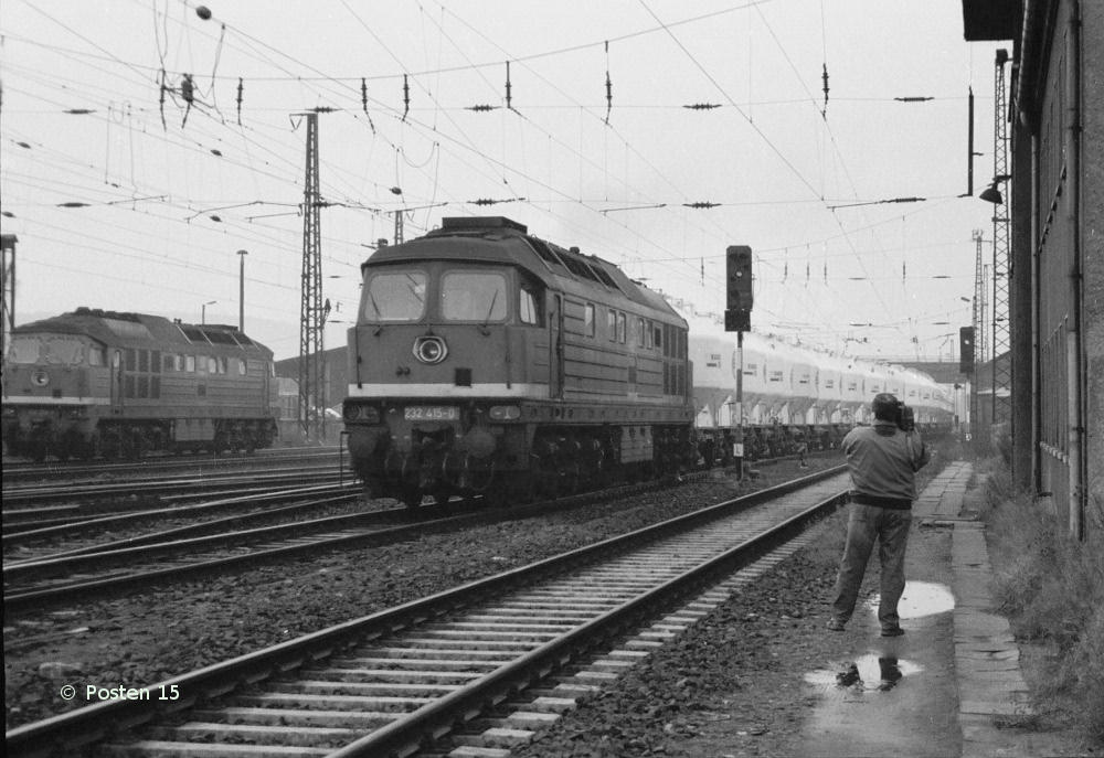 DB 232 415-0 am 10.12.1994 mit einem Zementzug aus Karsdorf, bei der Einfahrt in Naumburg Hbf. (Foto: Jörg Berthold)