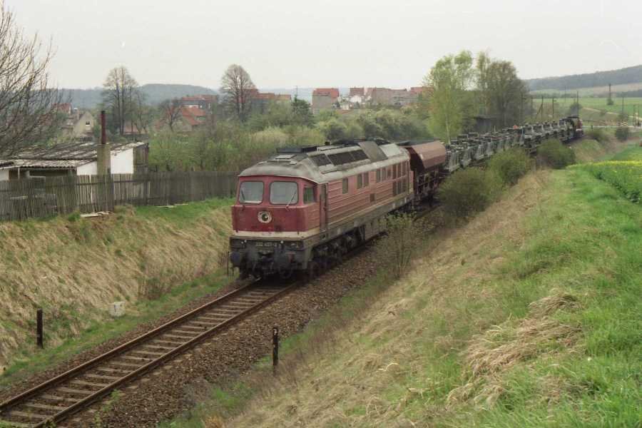 DB 232 457-2 mit einem Militärzug aus Teuchern in Wethau. Am Ende des Zuges läuft DB 202 637-5 mit, die zuvor einen Nahgüterzug aus Naumburg Ost nach Teuchern gebracht hat; 25.04.1997 (Foto: Mathias Reips)