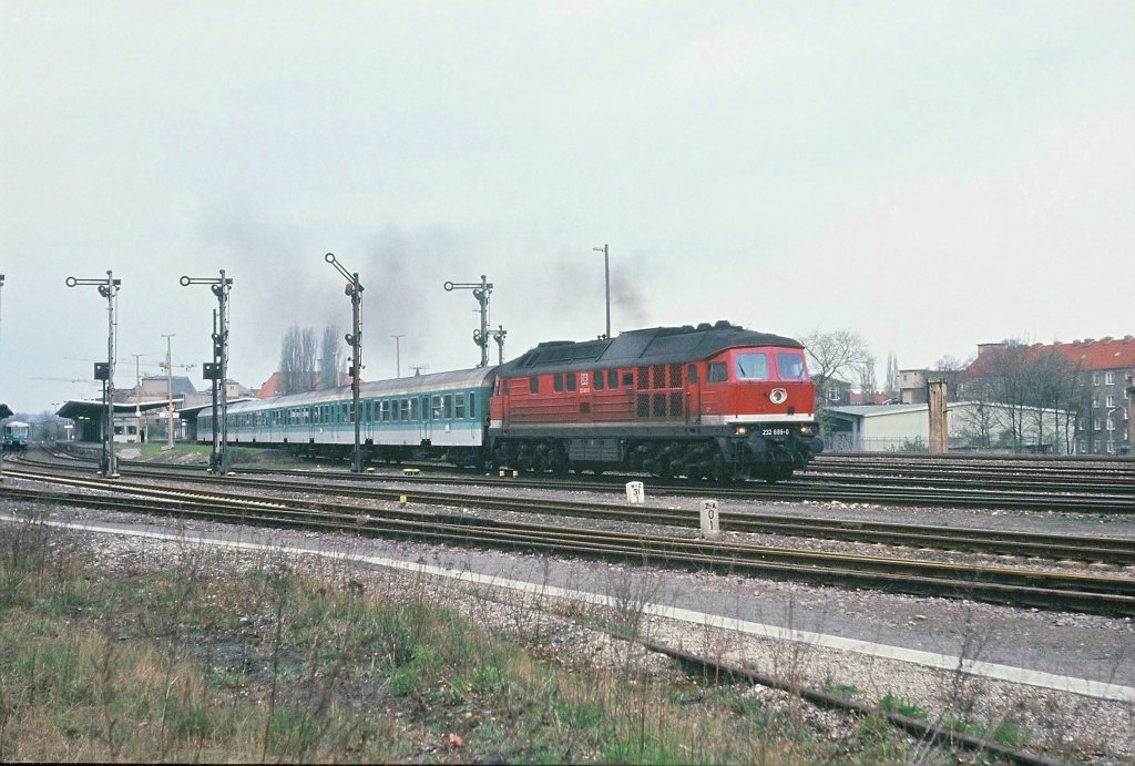 DB 232 889-0 am 26.04.1997 mit einer RB Richtung Leipzig, bei der Ausfahrt in Zeitz. (Foto: Silvio Vernaldi)