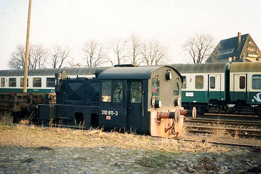 DB 310 911-3 im Bf Querfurt; 09.03.1996 (Foto: Daniel Kirschstein, Archiv Tom Radics)
