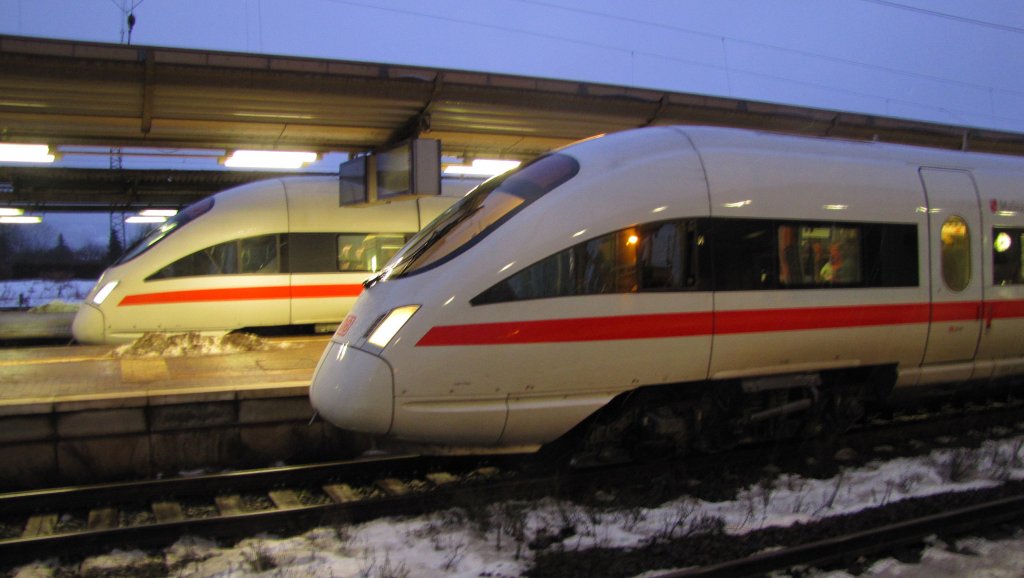 DB 411 564-8 + 411 082-1  Mainz  im  neuen  IC/ICE Umsteigebahnhof Naumburg (S) Hbf. Dafr halten seit dem Fahrplanwechsel die IC´s und ICE´s Richtung Halle/Leipzig nicht mehr auf Gleis 1, sondern Gleis 2 und 3; 12.12.2010