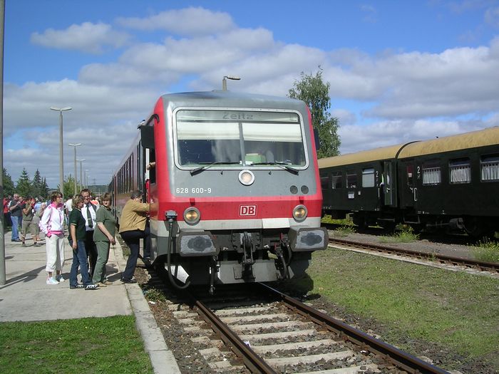 DB 628 600-9 als RB nach Zeitz, im Bf Karsdorf; 09.09.2006 (Foto: Thomas Menzel)