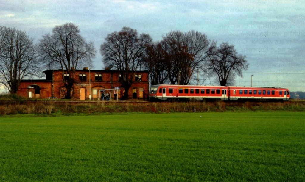 DB 628 603-3 als RB von Artern nach Naumburg Hbf, am Hp Reinsdorf; 26.11.2006 (Foto: Martin Clausing)