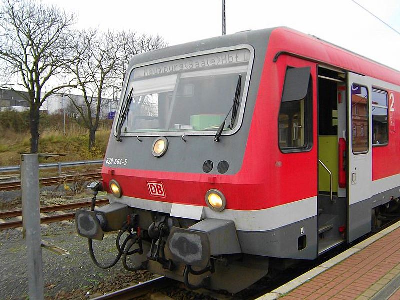 DB 628 664-5 steht als RB nach Naumburg (S) Hbf abfahrbereit im Bf Artern; 09.12.2006 (Foto: Ralf Kuke)