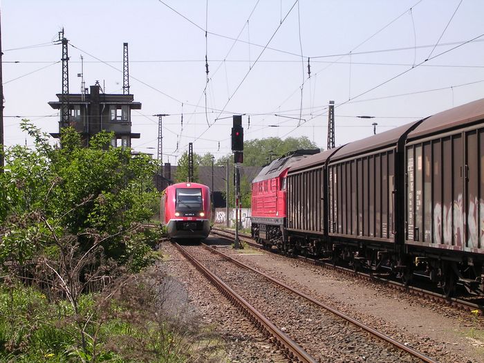 DB 641 xxx als RB aus Artern und eine V300 mit einem Ganzwagenzug nach Karsdorf, in Naumburg Hbf; 04.05.2006 (Foto: Thomas Menzel)