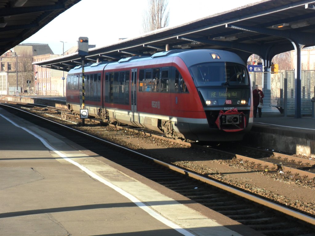 DB 642 067 wartet am Gleis 7 in Zeitz auf Ausfahrt als RE nach Leipzig Hbf; 29.12.2011