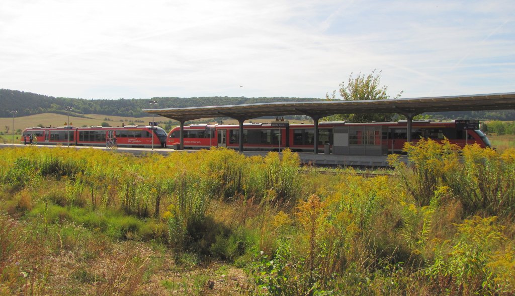 DB 642 167-0 + 642 171-2 als RB 34873 von Nebra nach Naumburg Ost, am Winzerfestsonntag dem 09.09.2012 beim Halt in Laucha.
