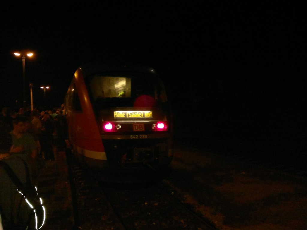DB 642 230 als RB 34995 nach Halle (S) Hbf, im Bf Freyburg. Zum Winzerfest bot die Bahn diese nächtliche Direktverbindung an, die auch von zahlreichen Fahrgästen dankend genutzt wurde; 11.09.2011