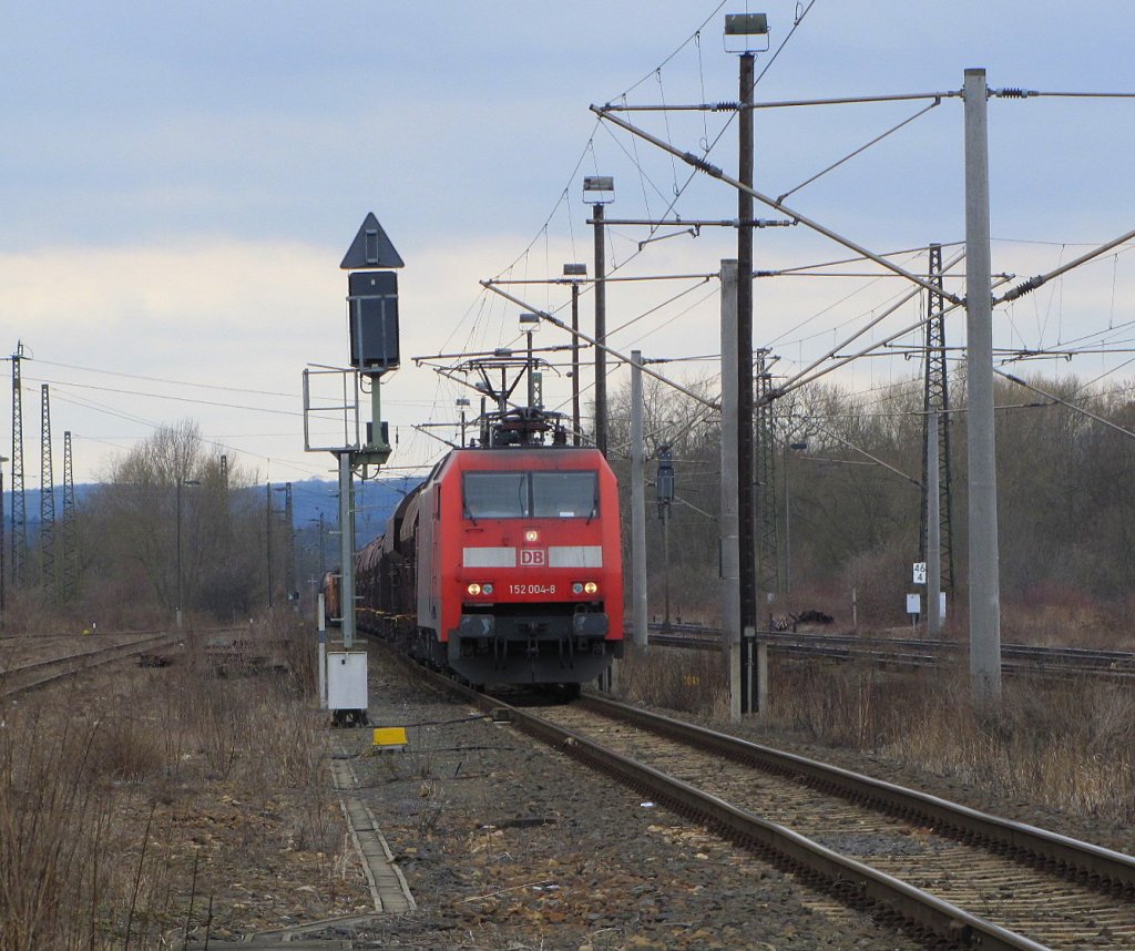 DB Cargo 152 004-8 mit einem Güterzug auf dem Überholgleis im Bereich des ehem. Gbf Naumburg; 20.03.2010