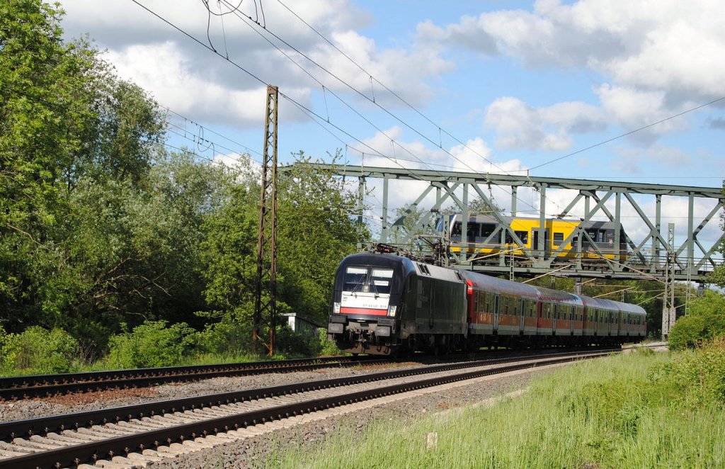 DB ES 64 U2-014 kreuzt mit der RB 16328 von Halle (S) Hbf nach Eisenach einen Triebwagen der Burgenlandbahn als RB 34886 von Naumburg Ost nach Nebra, am 20.05.2013 in Naumburg Hbf. (Foto: dampflok015)