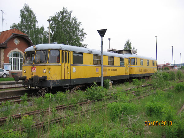 DB Netz 725 002-0 + 726 002-9 als Gleismesszug in Naumburg (S) Ost; 26.05.2010 (Foto: Hans Grau)