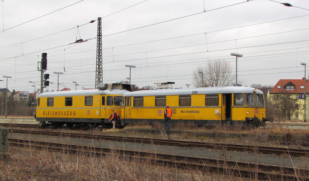 DB Netz Instandhaltung 725 002-0 + 726 002-9 als NbZ 94021 nach Nebra, in Naumburg Hbf; 12.03.2012 