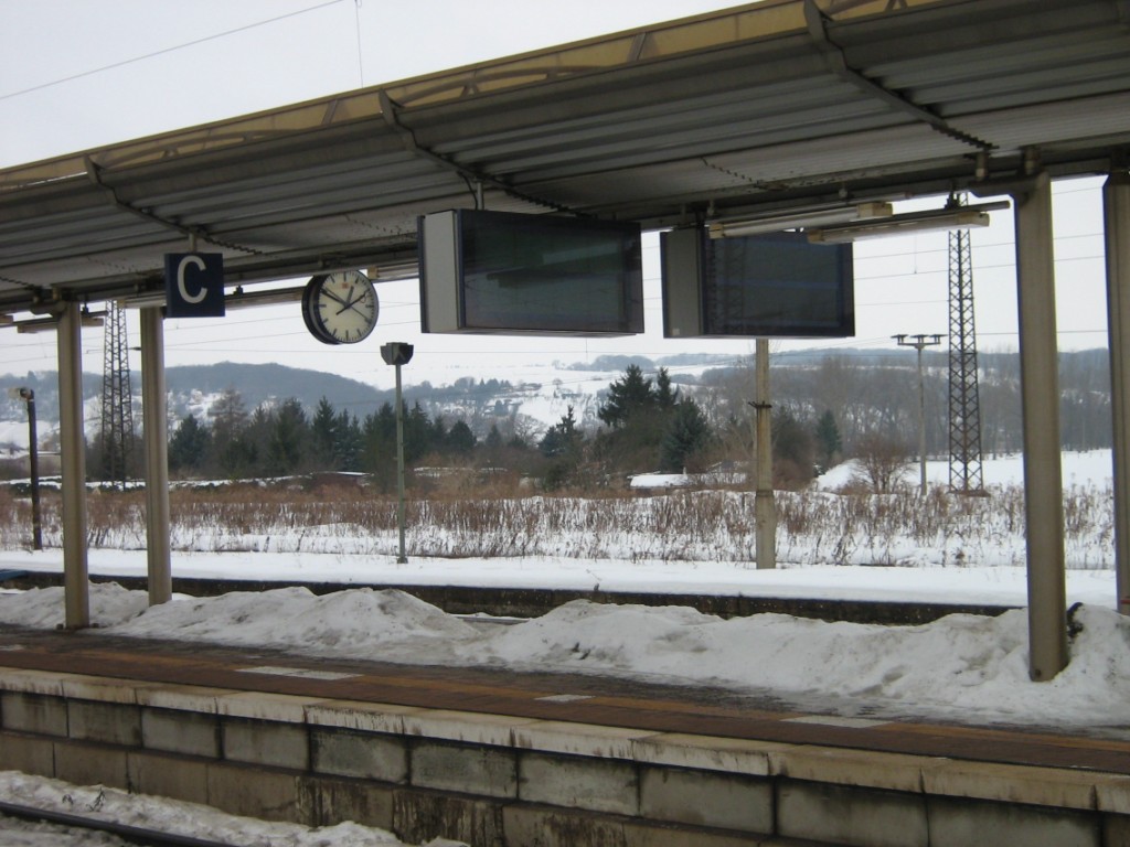 Defekte Zugzielanzeiger im  neuen ICE-Umsteigebahnhof Naumburg Hbf; 01.01.2011 (Foto: Thomas Menzel)