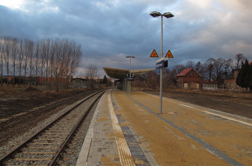 Der Bahnsteig 1 und 2 in Laucha nach der Umbauphase; 19.02.2012