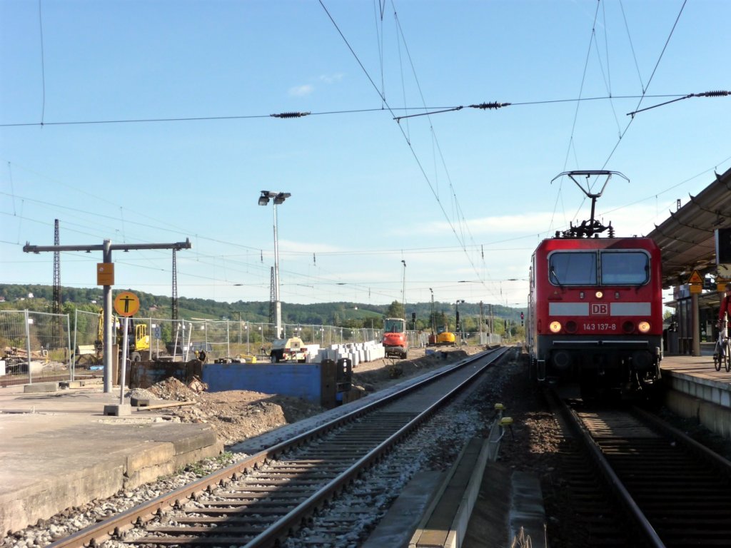 Der Bahnsteig 4 und 5 whrend dem Neubau, am 03.10.2012 in Naumburg Hbf. Der Zugang zum Gleis 5 erfolgt derzeit ber den Bahnsteig 2, mit anschlieender berquerung der Gleise 3 und 4. Gleis 4 hat keinen Zugang und ist durch einen Bauzaun abgesperrt. Ein Bahnsteigdach wird es nicht geben. Es wird lediglich die berdachung des neuen Treppenaufganges ein Stck in Richtung Bahnsteig verlngert. Dazu dient wohl die T-frmige Sttze. Die alte Treppe zur Unterfhrung ist bereits abgebrochen worden. (Foto: Klaus Pollmcher)
