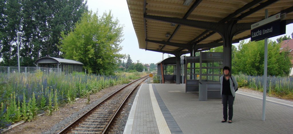 Der Bahnsteig am 06.07.2013 in Laucha. Den Anblick vom  Blumenschmuck  rings um, bekommen die Reisenden gratis beim warten auf ihren Zug dazu. (Foto: Günther Göbel)