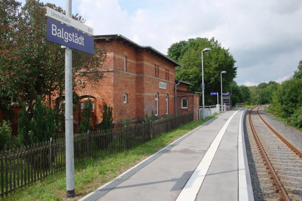 Der Bahnsteig und das Bahnhofsschild am 28.06.2013 am Hp Balgstädt. (Foto: Günther Göbel)