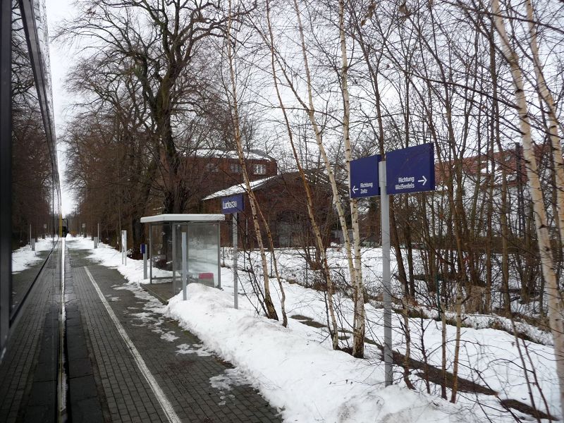 Der Bahnsteig vom Hp Luckenau am 12.12.2010 (Foto: Ralf Kuke)
