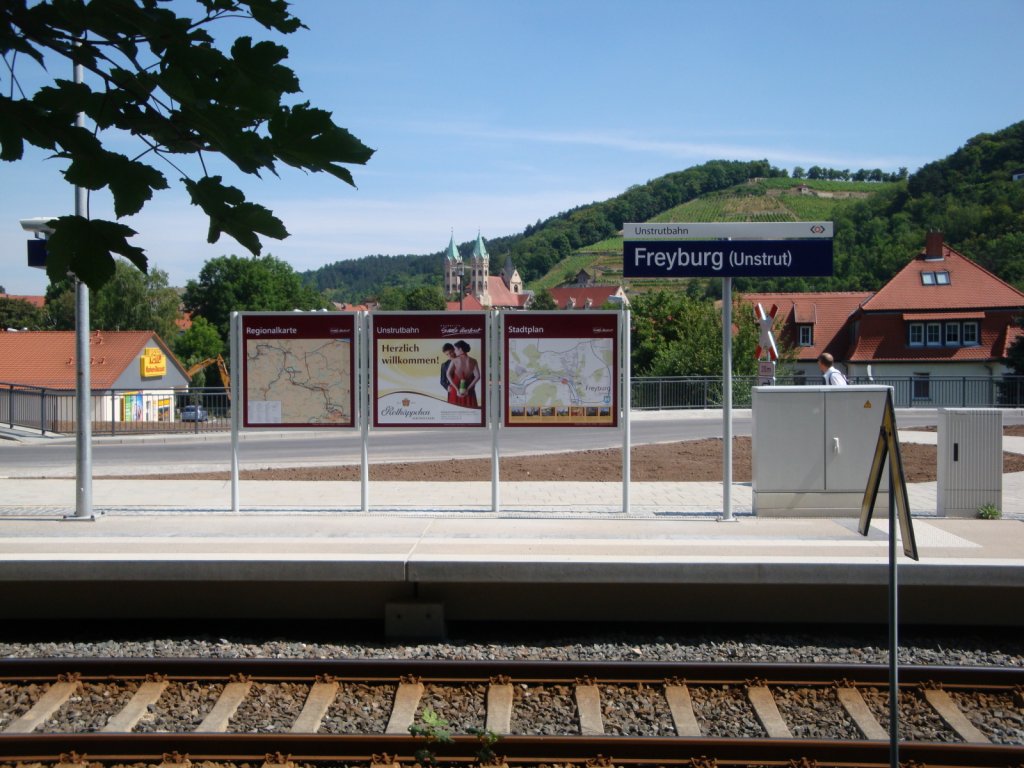 Der Bahnsteig mit den neue Infotafeln und der neuen Bus-Bahn-Schnittstelle am Hp Freyburg; 26.07.2013 (Foto: Günther Göbel)