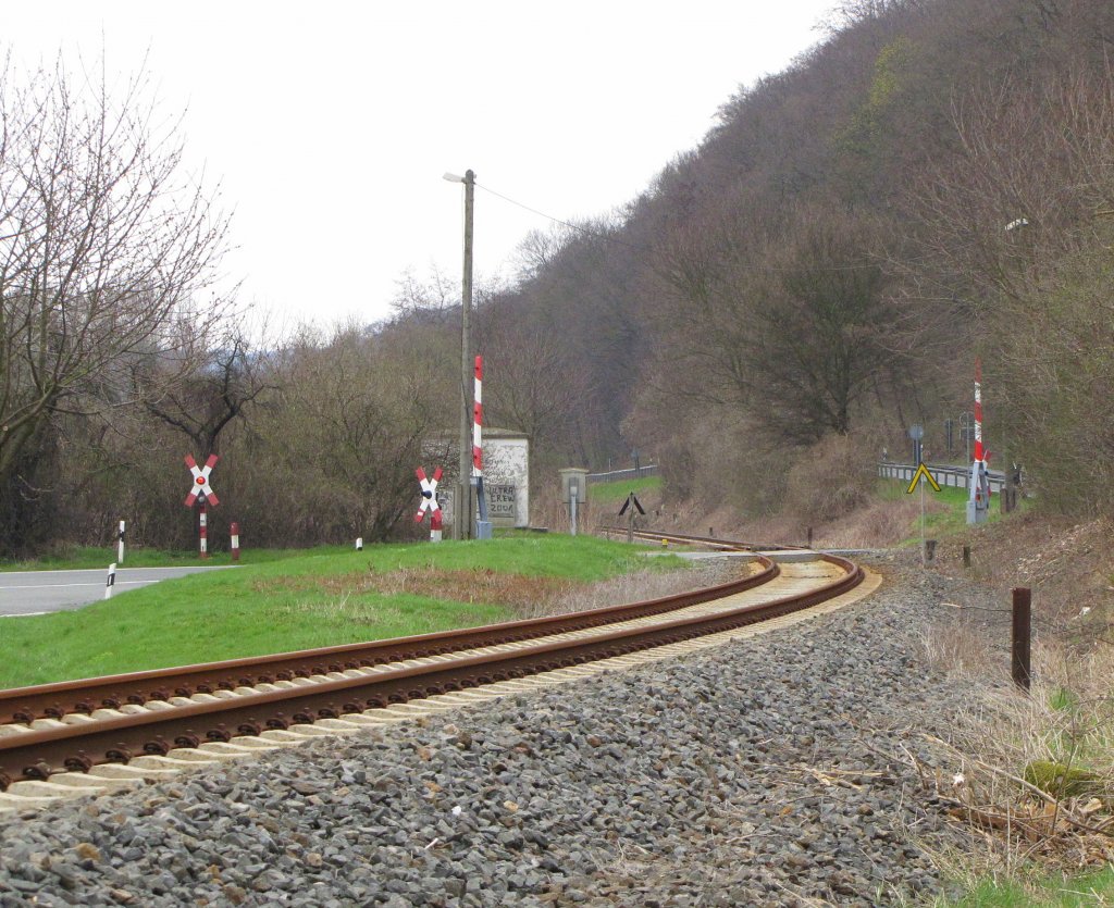 Der Bahnübergang am Hohn zwischen Laucha und Balgstädt; 05.04.2010