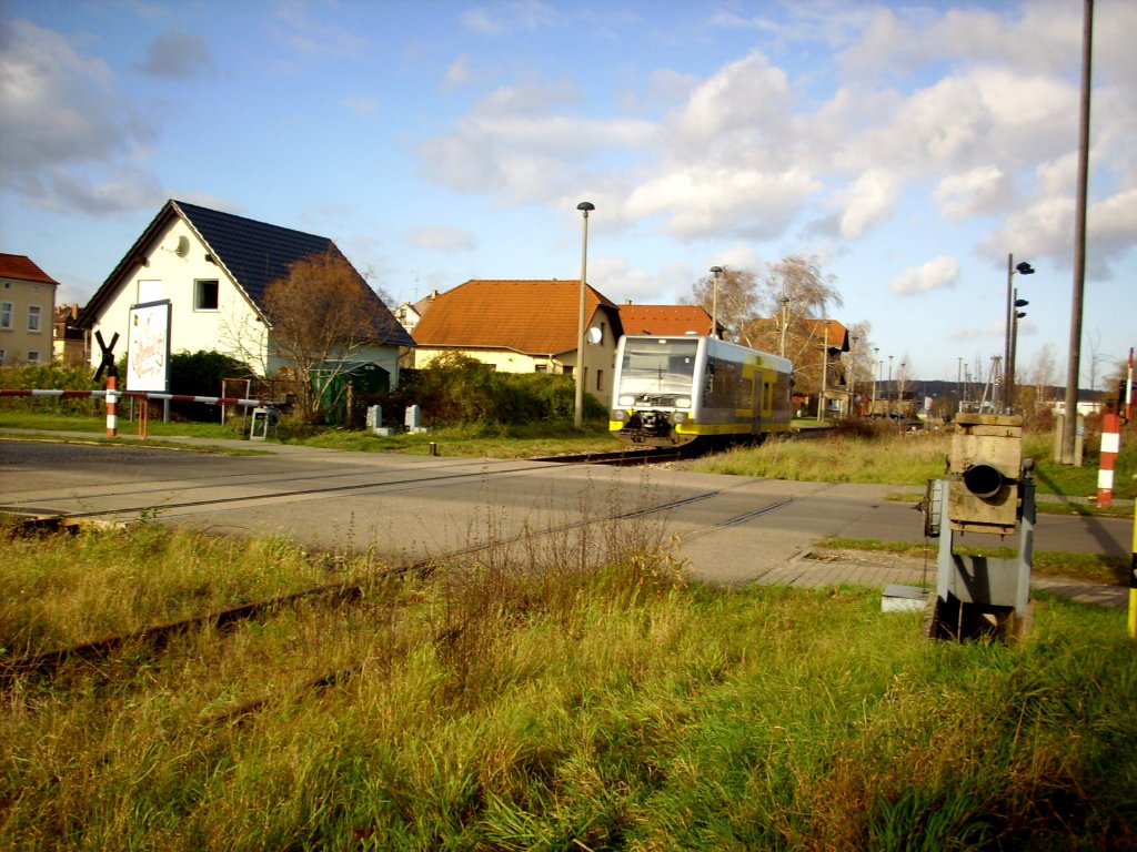 Der Bahnübergang an der Grochlitzer Straße in Naumburg, mit einer RB nach Zeitz; 12.11.2010