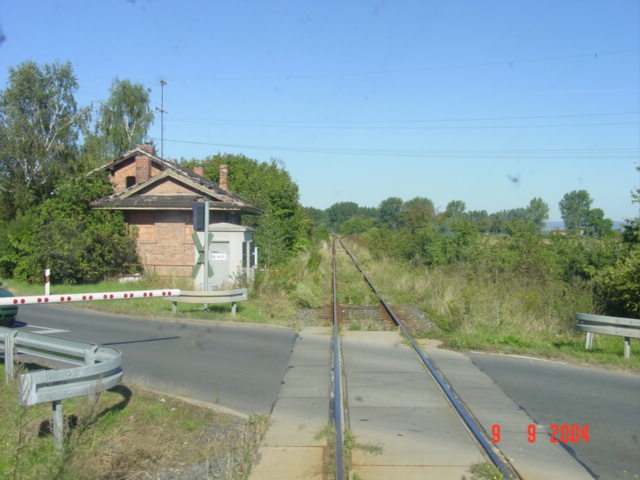 Der Bahnübergang an der L 1215 bei Reinsdorf (b Artern); 09.09.2004 (Foto: Carsten Klinger)