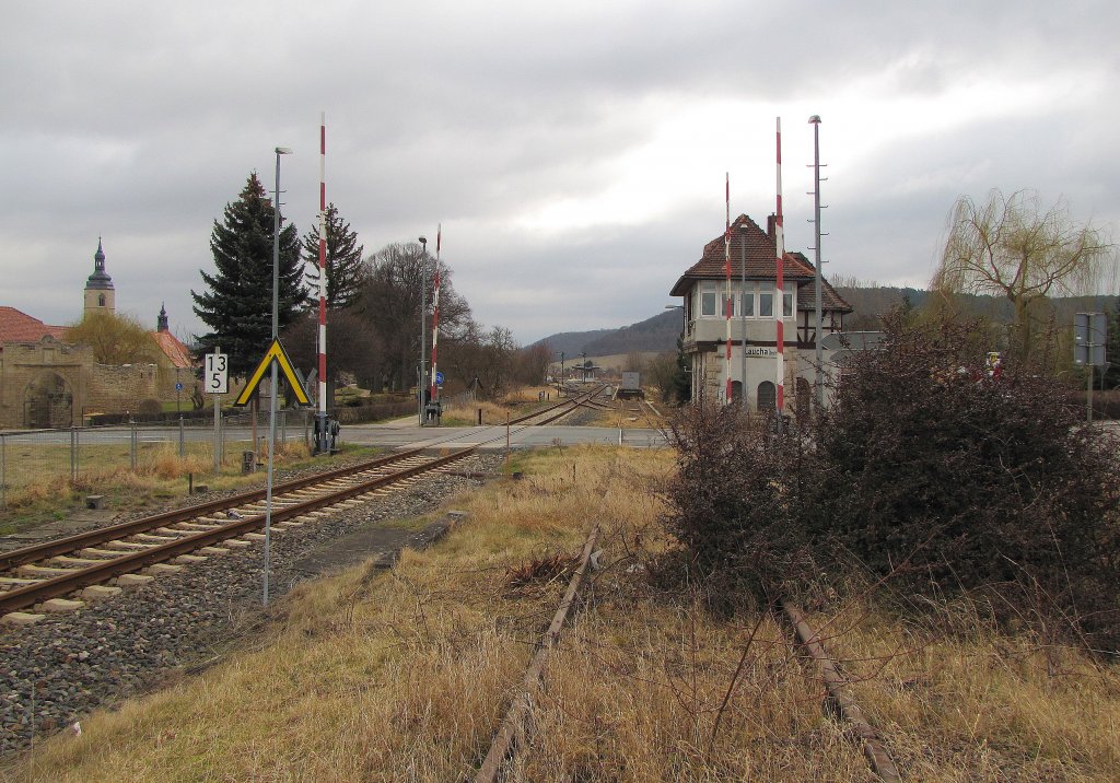 Der Bahnübergang der B176 und das Stellwerk Lw in Laucha. Das ehemalige Finnebahngleis ist schon fast zugewachsen; 12.03.2012