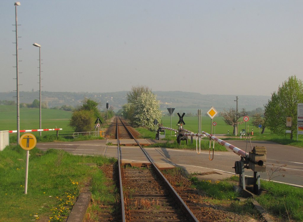 Der Bahnübergang Kleinjena. Durch seine 4 Schranken stellt er eine Besonderheit an der Unstrutbahn dar. Er sichert sowohl die B180 als auch die Landstraße nach Großjena; 21.04.2011