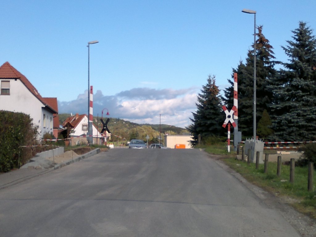 Der Bahnübergang in Roßbach, der mittlerweile in der Form nicht mehr existiert; 08.10.2011