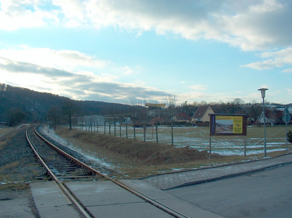 Der Bahnübergang in Wangen. Im Hintergrund erkennt man die  Arche Nebra ; 18.02.2009