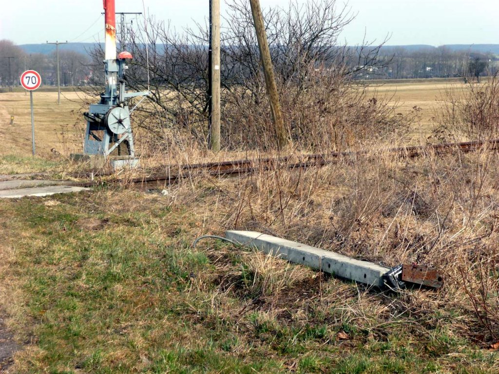 Der beschdigte Bahnbergang in Donndorf am 12.03.2011. (Foto: Klaus Pollmcher)