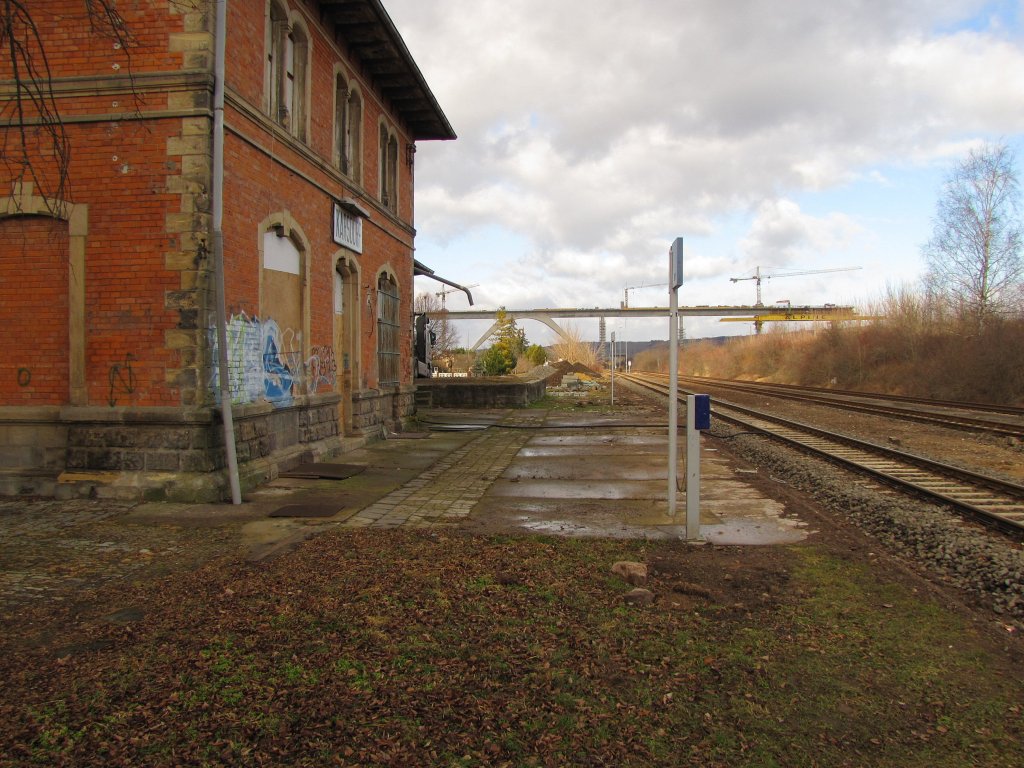 Der ehemalige Bahnsteig 1 im Bf Karsdorf. Die Bahnsteige wurden durch den Neubau des Hp Karsdorf zurückgebaut; 19.02.2012