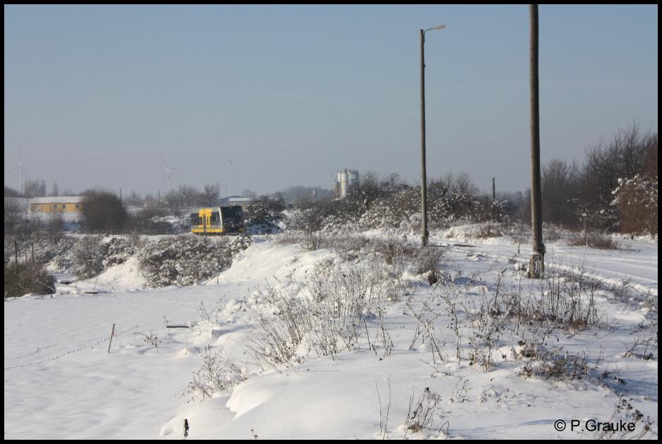 Der fast zugeschneite Abzweig nach Naumburg Ost in Teuchern. Der starke Schneefall machte dem 672 903 der Burgenlandbahn schwer zu schaffen, der als eine der letzten, RB von Naumburg Ost nach Zeitz unterwegs waren; 03.12.2010 (Foto: Peter Grauke)