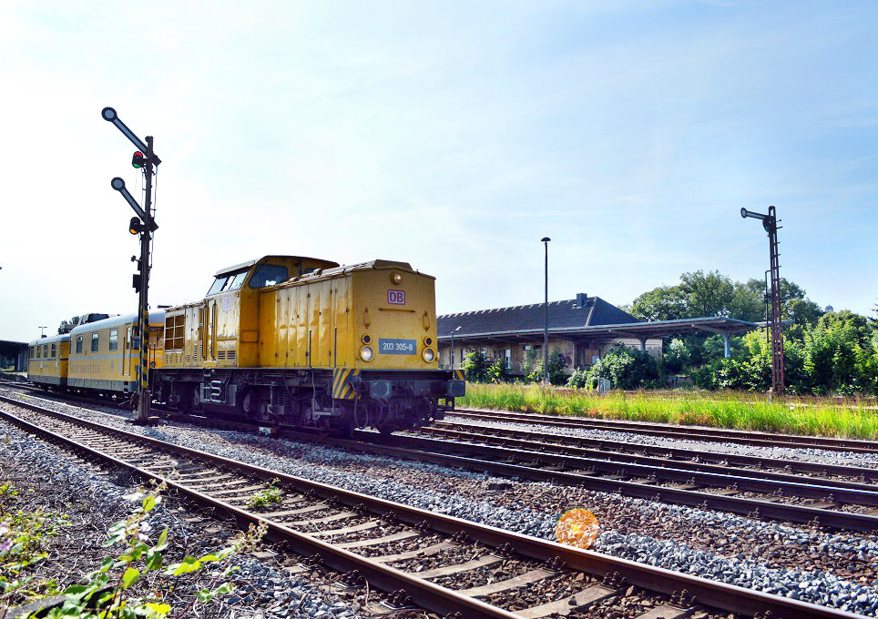 Der Gleismesszug 726 002-9 + 725 002-0 verlt am 01.07.2013 als NbZ 94155 Zeitz - Zwickau den Bahnhof Zeitz. Wegen einem technischen Defekt ist 203 305-8 (DB Netz Instandhaltung) als Zuglok eingesetzt.