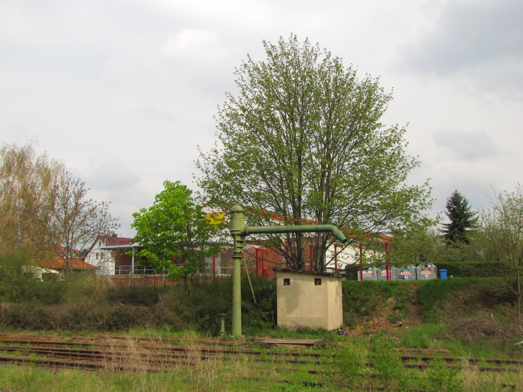 Der letzte erhaltene Wasserkran an der Unstrutbahn, am 01.05.2013 im Bahnhof Roleben.