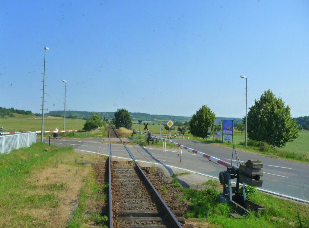 Der mit 4 Schranken gesicherte Bahnübergang in Kleinjena; 29.06.2010