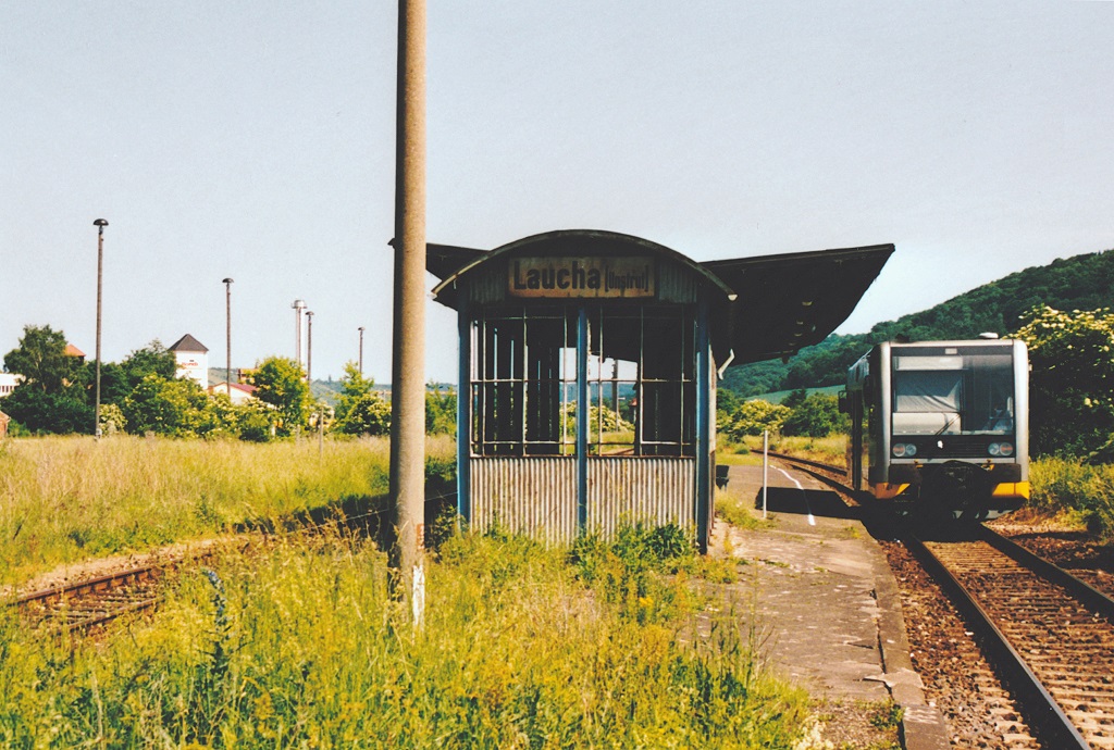 Der Mittelbahnsteig am 07.06.2003 in Laucha. Am Bahnsteig rechts wartet eine RB nach Naumburg Hbf auf die Ausfahrt. (Foto: Jörg Schäfer)