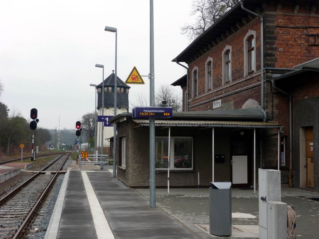 Der modernisierte Bahnsteig 1 in Nebra; 05.04.2012 (Foto: Klaus Pollmächer)