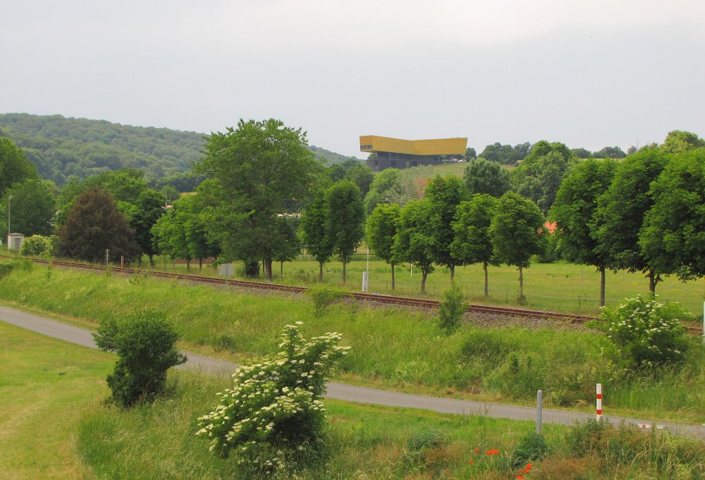 Der ruhende Streckenabschnitt der Unstrutbahn hinter dem Hp Wangen. Im Hintergrund sieht man die  Arche Nebra ; 06.06.2011