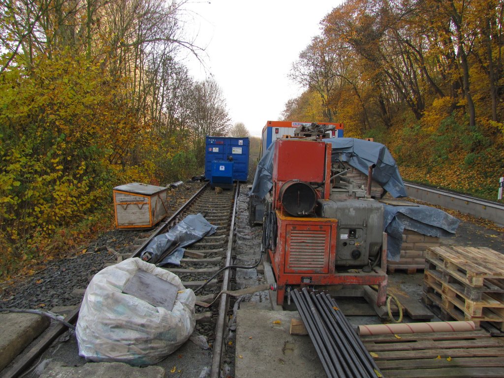 Der Unstrutbahngleiskörper dient während der Bauarbeiten an der Strecke zwischen Laucha und Balgstädt als Abstellplatz für das Baumaterial; 06.11.2011
