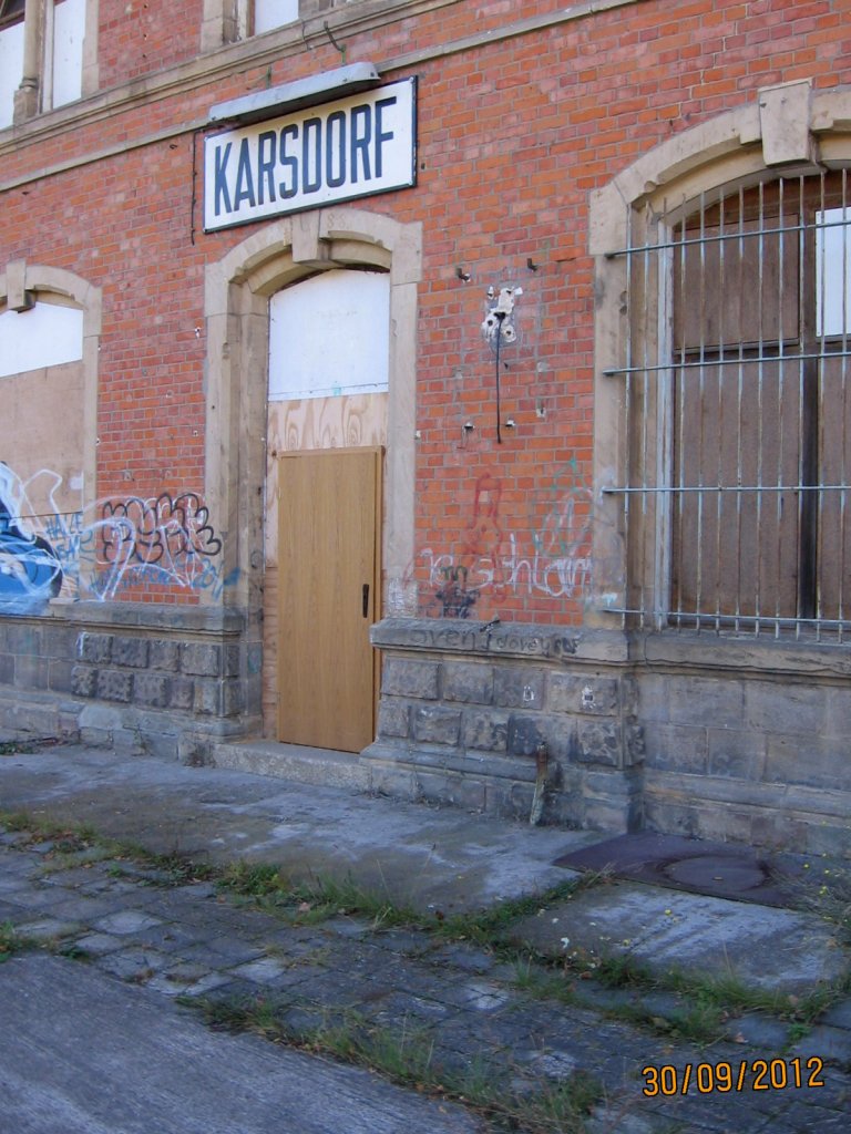 Der verriegelte Eingang zum ehemaligen Empfangsgebäude in Karsdorf; 30.09.2012 (Foto: Hans Grau)